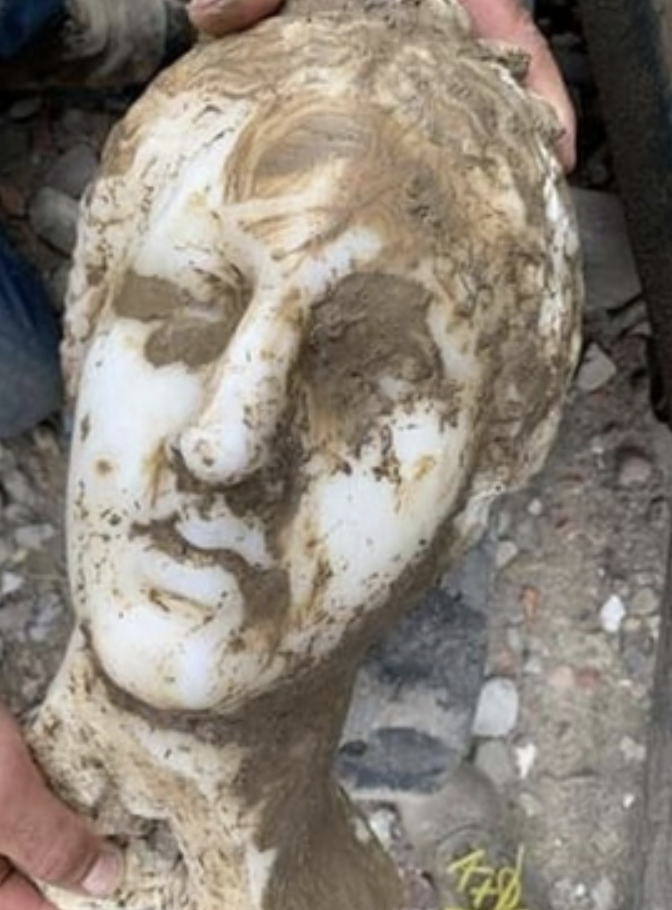 신화 속 여신의 대리석 얼굴 조각상 발굴: 로마에서 잠들어 있던 아프로디테를 깨우다