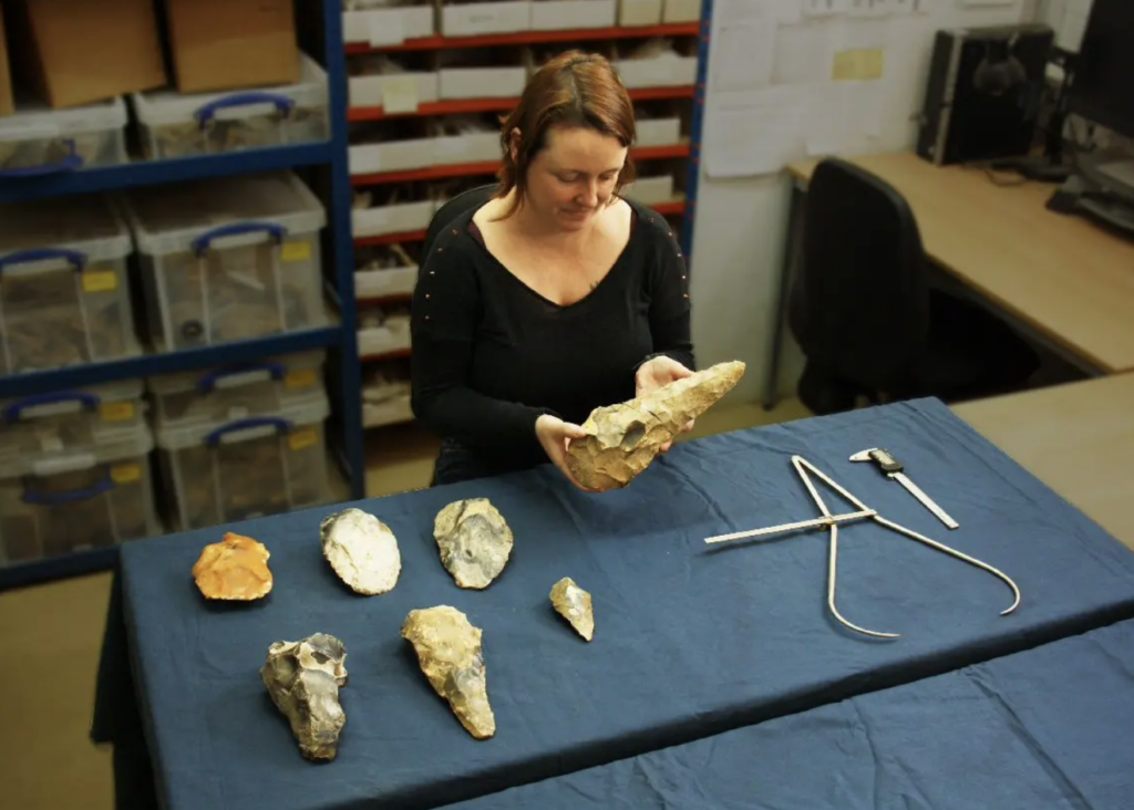 영국에서 발견된 거대한 30만년 된 손도끼: 고대 인류의 힘과 기술을 증명하는 유물