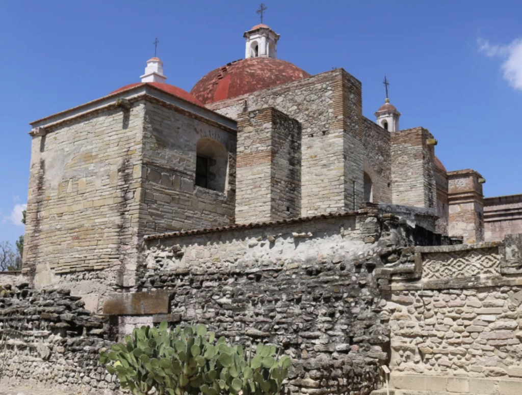멕시코의 교회 아래 숨겨진 고대 지하통로: 사포텍 문명의 신비를 찾아서